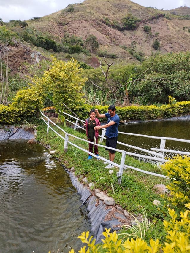 Pesca de truchas en estanques naturales